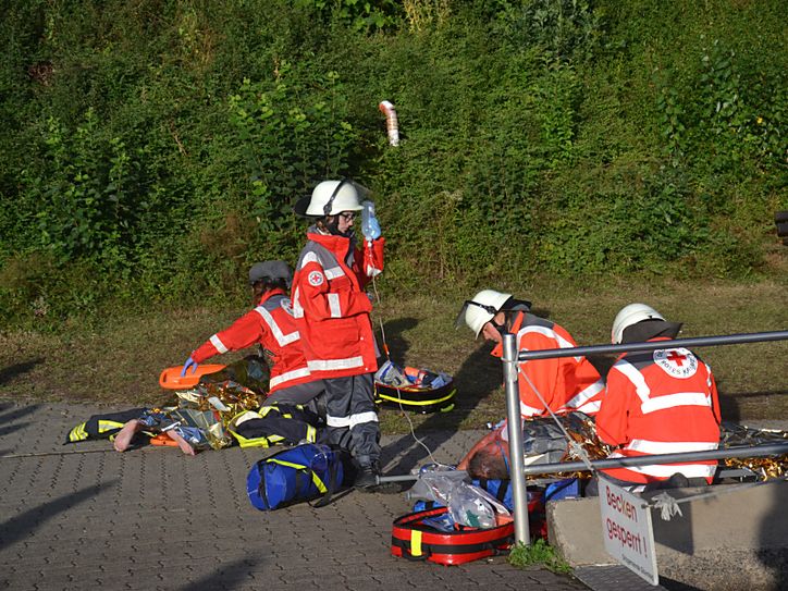 Am Pulvermaar probten rund 50 Einsatzkräfte den Ernstfall. Foto: Dietmar Geib