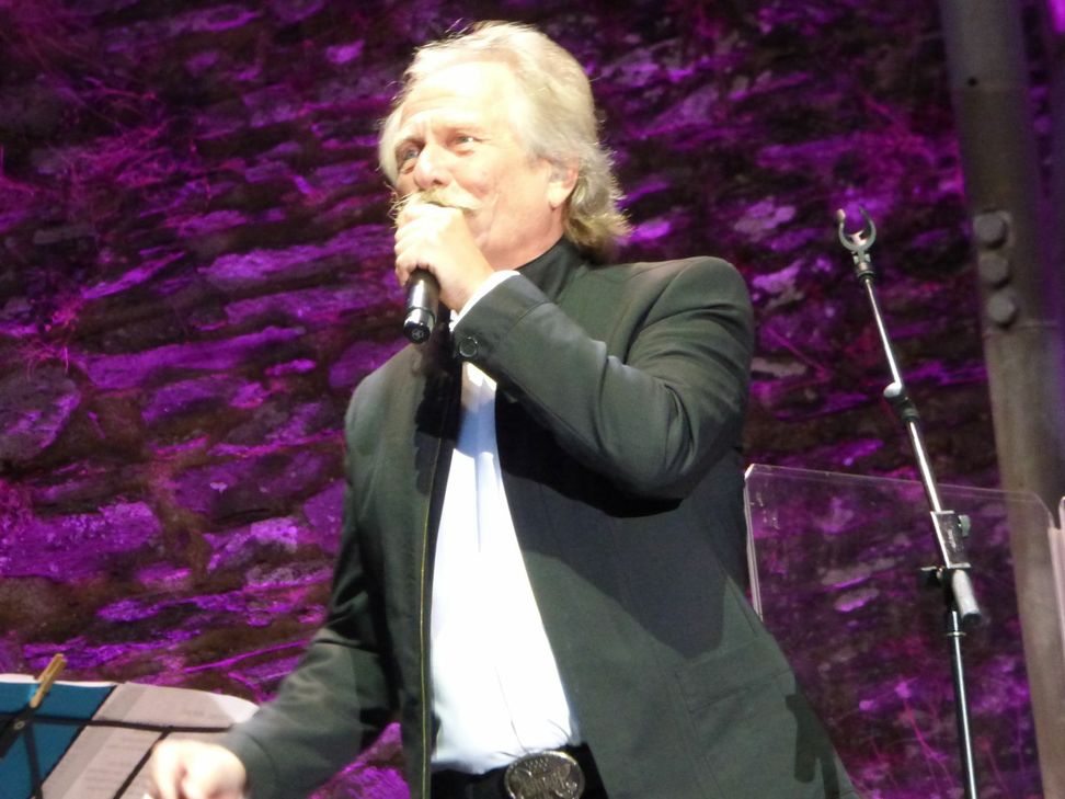 Mit Frontmann Henning Krautmacher an der Spitze begeisterten die Höhner ebenso wie die Jungen Sinfoniker Kölns das Publikum. Foto: Christoph Hahn