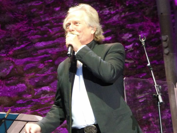 Mit Frontmann Henning Krautmacher an der Spitze begeisterten die Höhner ebenso wie die Jungen Sinfoniker Kölns das Publikum. Foto: Christoph Hahn