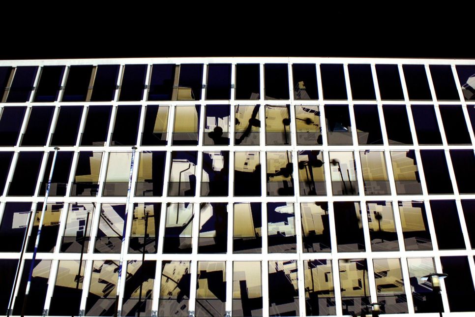 Binary Patina 2 ist eine audiovisuelle Live-Performance, die den Irminenfreihof in einen dynamischen Klangraum transformiert und die Gebäudefassade mit einer reaktiven Bildschicht überzieht. Foto: Hochschule Trier