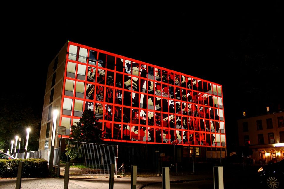 Binary Patina 2 ist eine audiovisuelle Live-Performance, die den Irminenfreihof in einen dynamischen Klangraum transformiert und die Gebäudefassade mit einer reaktiven Bildschicht überzieht. Foto: Hochschule Trier