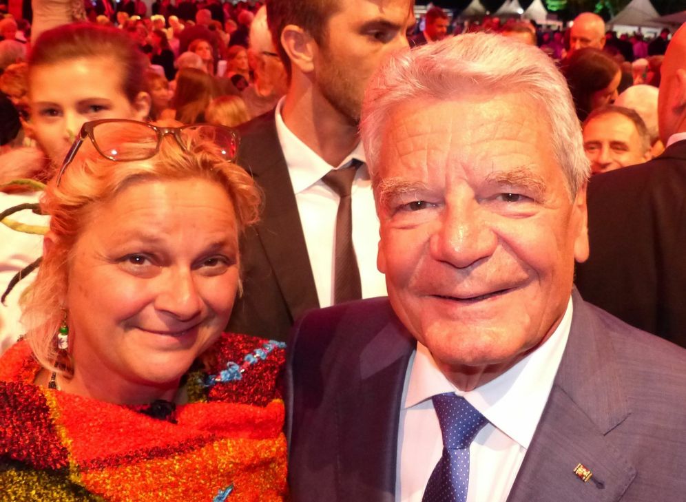 Auf seinem Bürgerfest in Berlin nahm sich Bundespräsident Joachim Gauck auch einen Moment Zeit für Lilo Langen aus Bad Münstereifel. Foto: privat