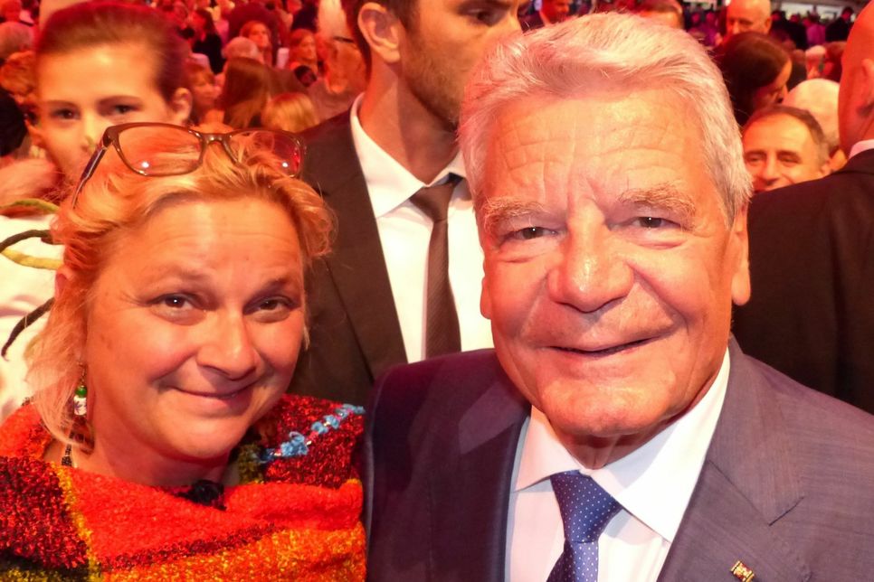 Auf seinem Bürgerfest in Berlin nahm sich Bundespräsident Joachim Gauck auch einen Moment Zeit für Lilo Langen aus Bad Münstereifel. Foto: privat