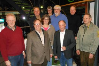 m Hunsrückhaus am Erbeskopf hat die kommunale Nationalparkversammlung neben dem neuen Vorsitzenden Hartmut Heck (vorne, Zweiter von rechts) auch dessen neuen Stellvertreter Hans-Joachim Billert (vorne, Zweiter von links) und eine sechsköpfige Gruppe gewählt, die eigene Initiativen einbringen und mit dem Nationalparkamt gemeinsam umsetzen soll.