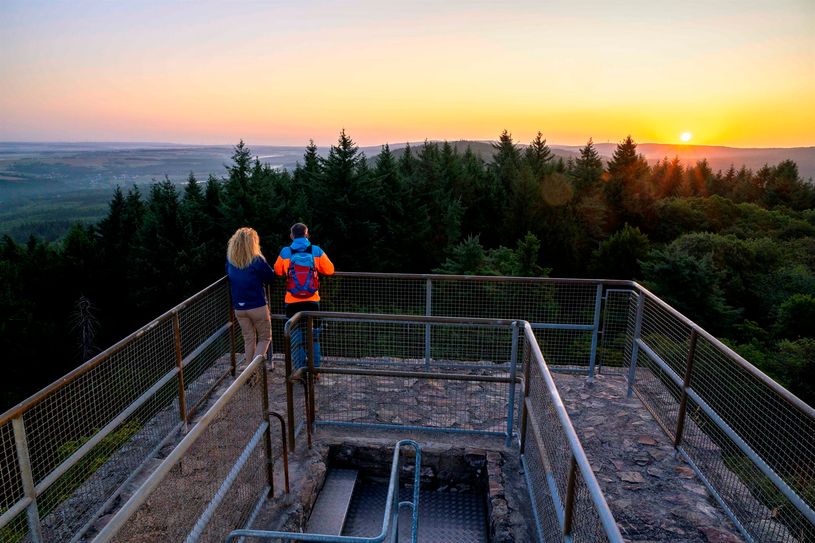 Die Mittelstrecke führt auf schmalen Pfaden auch über die Koppensteiner Höhe in Richtung der Burgruine Koppenstein, die mit einem grandiosen 360-Grad-Rundumblick über die Hunsrück-Hochebene aufwartet.