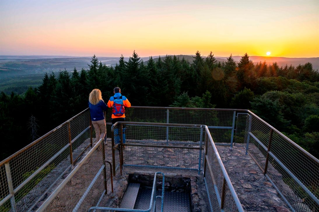 Die Mittelstrecke führt auf schmalen Pfaden auch über die Koppensteiner Höhe in Richtung der Burgruine Koppenstein, die mit einem grandiosen 360-Grad-Rundumblick über die Hunsrück-Hochebene aufwartet.