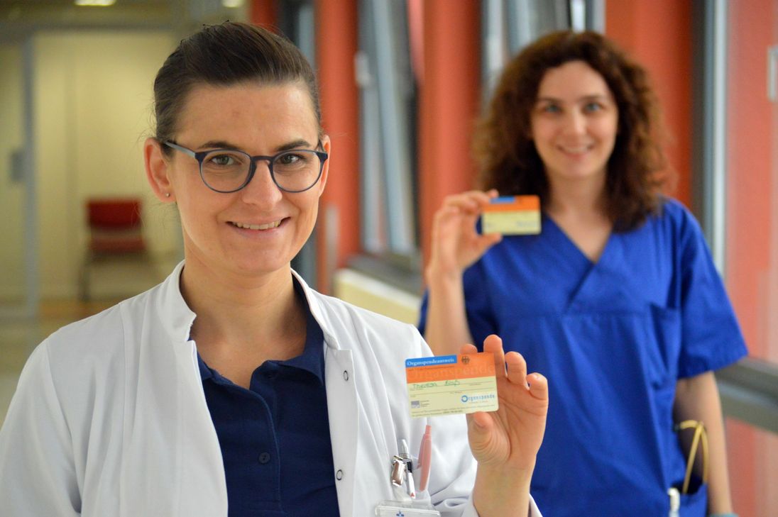 Freuen sich über ihre Berufung und appellieren, sich einen Organspendeausweis zuzulegen; die Transplantationsbeauftragten Dr. med. Theresa Blaß und Dr. med. Julia Großmann-Linn (von links nach rechts). Foto: Brüderkrankenhaus Trier