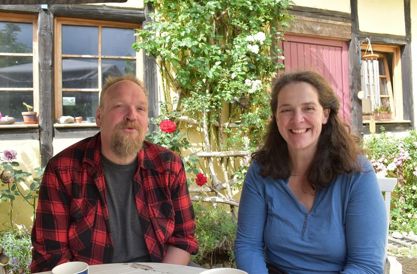 Susanne Robert-Pietralla und Arnim Pietralla freuen sich auf die Kinder, die an der kostenlosen Ferienfreizeit auf dem Schulbauernhof Lampertstal teilnehmen - jetzt anmelden!