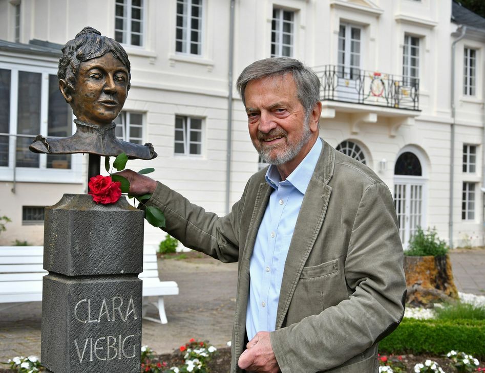 Arne Houben, Präsident der Clara-Viebig-Gesellschaft, legte am Denkmal für Clara Viebig (1860-1952) in Bad Bertrich eine Rose nieder.