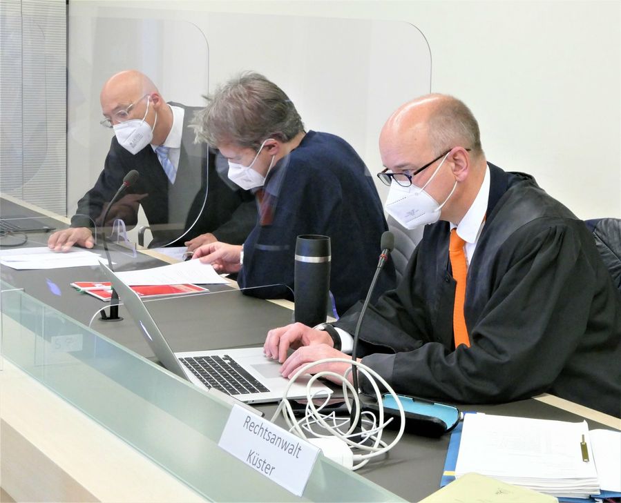 Mario N. (Mitte) mit seinen Advokaten. Foto: Kurt Knaudt