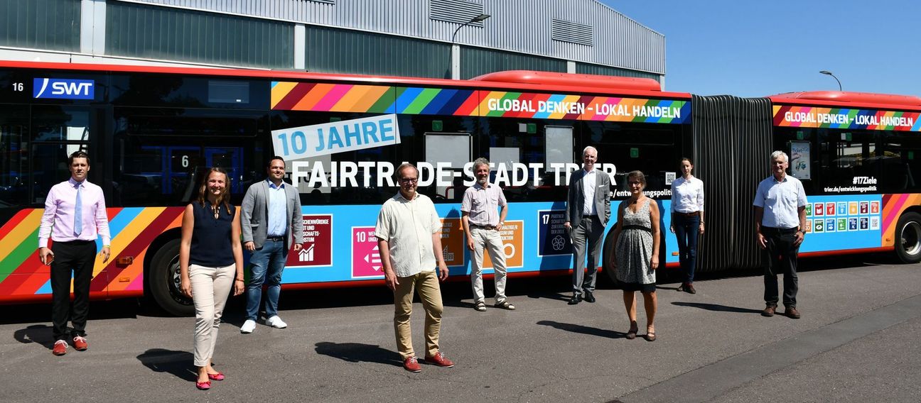 OB Wolfram Leibe (vierter von rechts) freut sich über den neuen Faitrade-Bus gemeinsam mit Matthias Berntsen und Bärbel Ellwanger (OB-Büro), Stefan Rommelfanger (IHK), Dirk Löwe (Evangelische Kirchengemeinde),Thomas Kupczik (Netzwerk Weltkirche), Sabine Mock (Lokale Agenda 21 Trier e. V.) sowie Lea Horak und Toni Loosen-Bach von der Stadtverwaltung Trier (v.l.n.r). Foto: Presseamt Trier