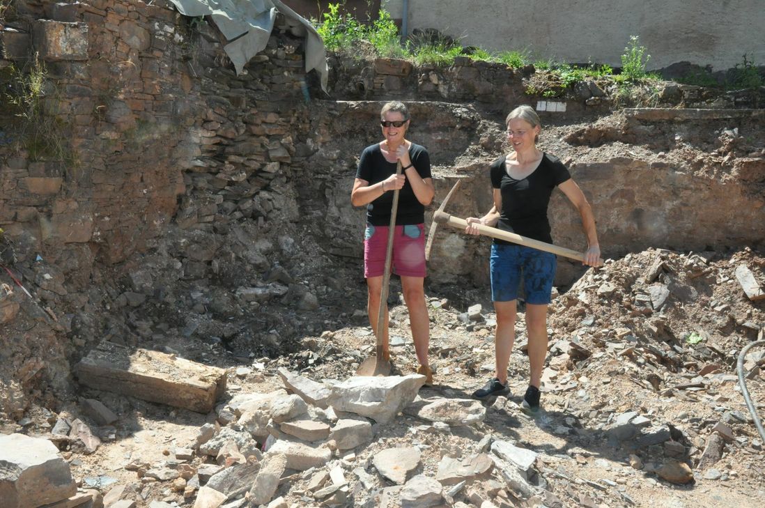 Petra Lichterbeck-Schreiner (links) und Ines Schreiner verwirklichen ihren Traum vom eigenen Häuschen mit viel Handarbeit.