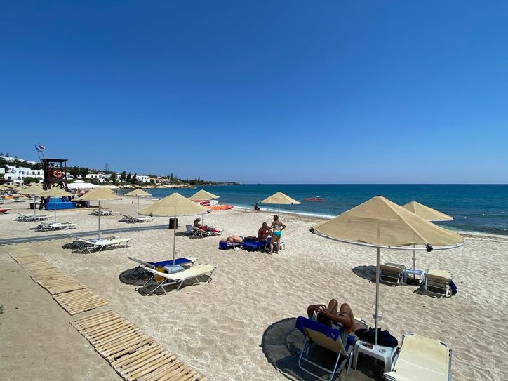 Der Platz an den Stränden des Mittelmeers – wie dieser auf Kreta – ist entsprechend den vorgeschriebenen Abstandsregeln zurzeit sehr großzügig.