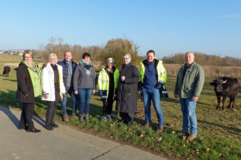 Gemeinsam mit dem Stadtbürgermeister von Polch, Gerd Klasen (3. v. l.), der Ortsbürgermeisterin von Rüber, Karin Butter (4. v. l.), und Landrat Dr. Alexander Saftig (6. v. l.) konnte sich Nicole Morsblech (2. v. l.) von dem Beweidungsprojekt "Feuchtwiesen Nothbachtal" ein Bild machen.