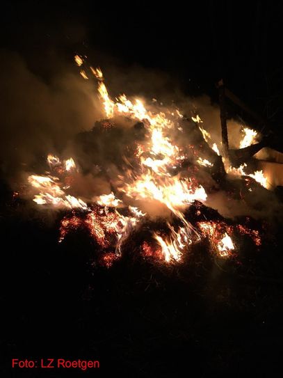 In Roetgen brannte eine Scheune, in der Strohballen gelagert waren. Fotos: LZ Roetgen