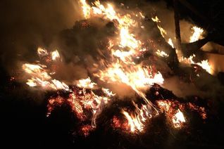 In Roetgen brannte eine Scheune, in der Strohballen gelagert waren. Fotos: LZ Roetgen
