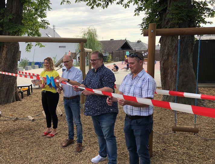 V.l.: Anna Kollmann, Rektorin der Schule, Oberbürgermeister Dirk Meid, stellvertretender Ortsvorsteher Sven Weber und Frank Reicherts vom Tiefbau eröffneten den neuen Schulhof.