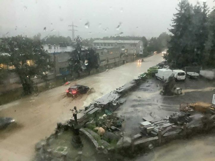 Im Remagen war unter anderem die B9 überflutet. Foto: Feuerwehr Remagen