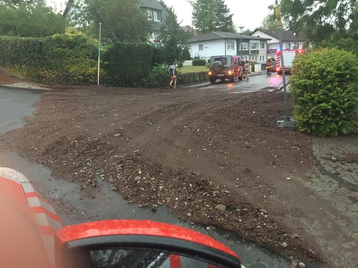 Das Unwetter spülte in Remagen Dreck auf die Straßen. Foto: Feuerwehr Remagen