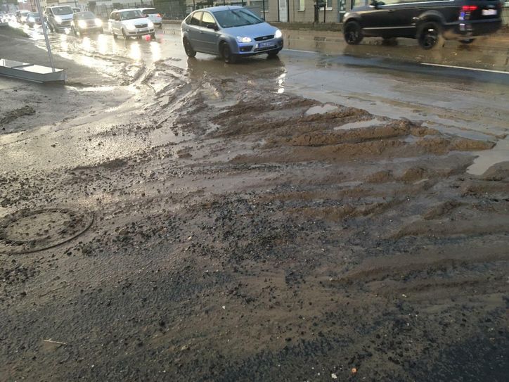 Das Unwetter spülte in Remagen Dreck auf die Straßen. Foto: Feuerwehr Remagen