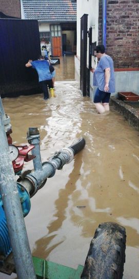 Die Bonner Straße in Gelsdorf verwandelte sich in eine Wasserstraße. Foto: Feuerwehr Grafschaft