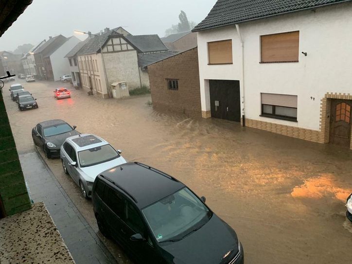 Die Bonner Straße in Gelsdorf verwandelte sich in eine Wasserstraße. Foto: Feuerwehr Grafschaft
