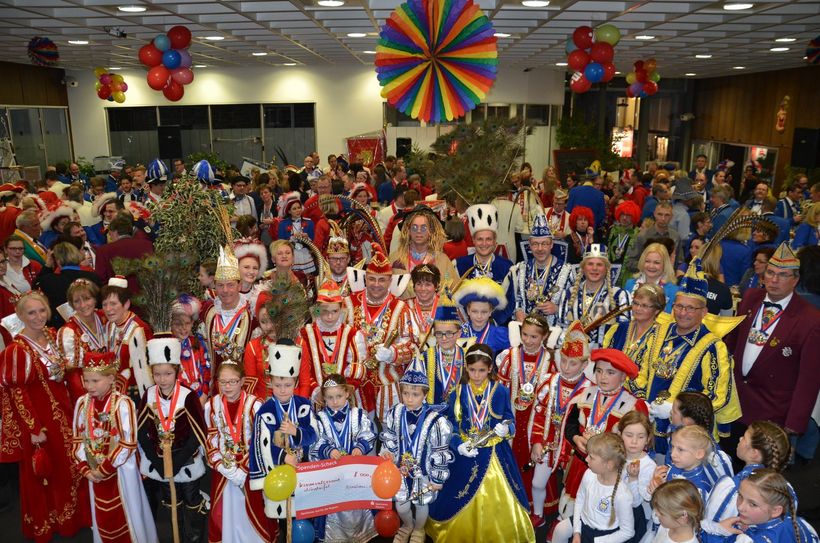 Farbenfroh und gut gelaunt füllten die Eifeler Karnevalsgesellschaften mit ihren Tollitäten an der Spitze die Schalterhalle der Sparkasse in Monschau.