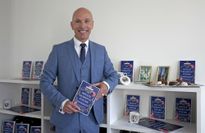 RTL-Adelsexperte Michael Begasse ist Autor von "111 Royale Momente für die Ewigkeit"und thematisiert darin auch King Charles III.