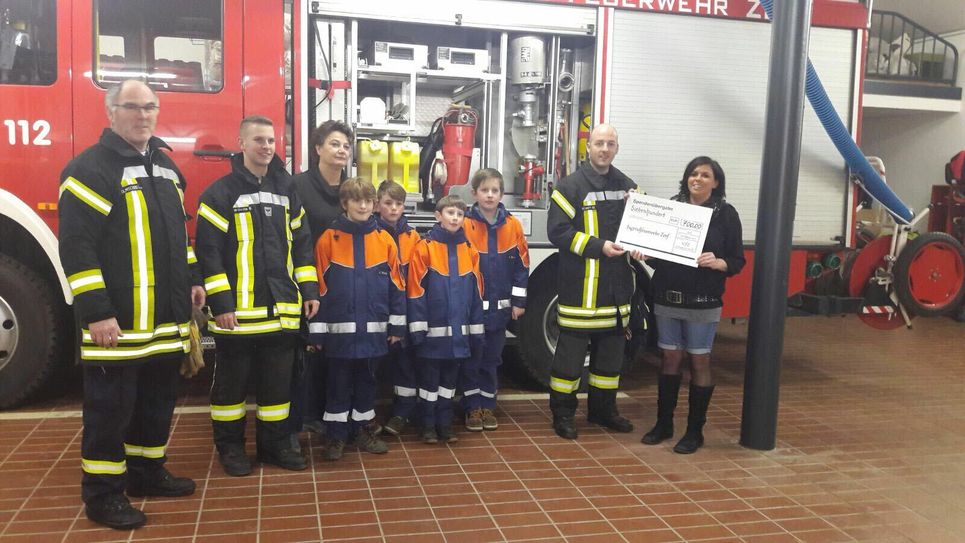 Die Jugendfeuerwehr Zerf bedankt sich bei dem Verein Gemeinsam für Zerf für die großzügige Spende von insgesamt 700 Euro. Foto: FF