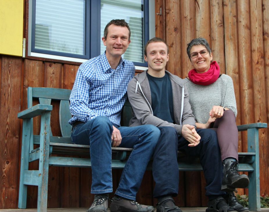 In der Mitte Pavlo Maksymir mit seinen Gasteltern. Foto: Bistum Trier