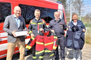 Freude über die »neuen Klamotten« bei (v.l.) Jorma Klaus, Joachim Wynands, Joachim Grefen und Jürgen Knorr (S-Gard).