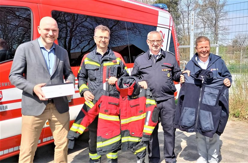 Freude über die »neuen Klamotten« bei (v.l.) Jorma Klaus, Joachim Wynands, Joachim Grefen und Jürgen Knorr (S-Gard).