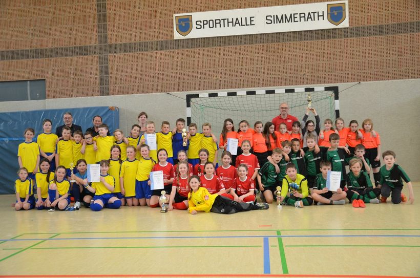 Diese bunte Truppe vertritt die Eifel beim Grundschul-Turnier der Städteregion Aachen auf dem Tivoli. Foto: T. Förster