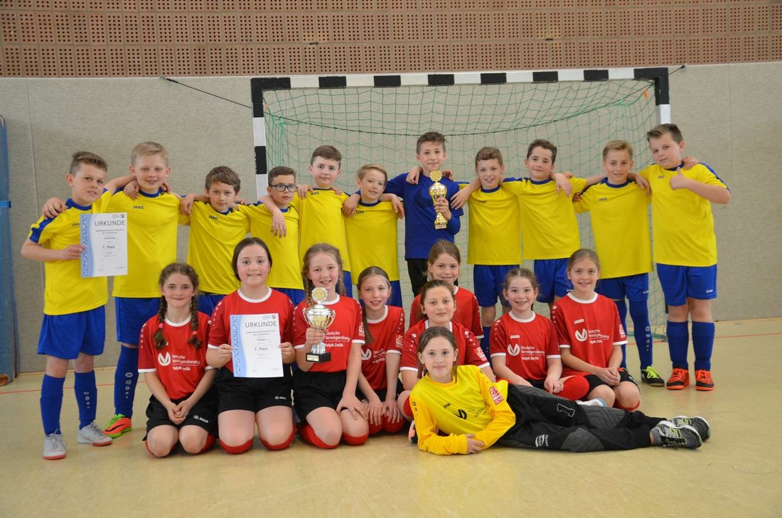 Beste kickende Grundschüler der Eifel: Die Mädchen aus Roetgen (vorne) und die Jungs aus Simmerath. Foto: T. Förster