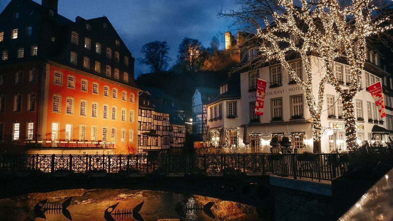 Die Monschauer Altstadt im weihnachtlichen Lichterglanz.