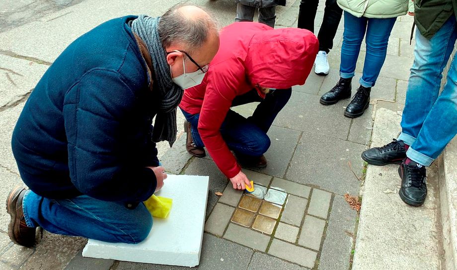 Insgesamt 15 freiwillige Helferinnen und Helfer haben am Donnerstag, 27. Januar, alle „Stolpersteine“ zur Erinnerung an die vom NS deportierten und ermordeten Menschen in der Euskirchener Innenstadt gereinigt. Anlass war die Befreiung des Konzentrationslagers „Auschwitz“ 77 Jahre zuvor. 
 Foto: Kevin Löhr/DRK/pp/Agentur ProfiPress