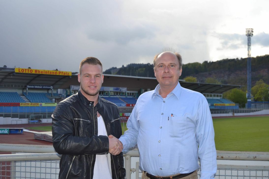 Auf (mindestens) zwei weitere Jahre: Chris Keilmann (links) und Vorstandsmitglied Roman Gottschalk. Foto: SVE