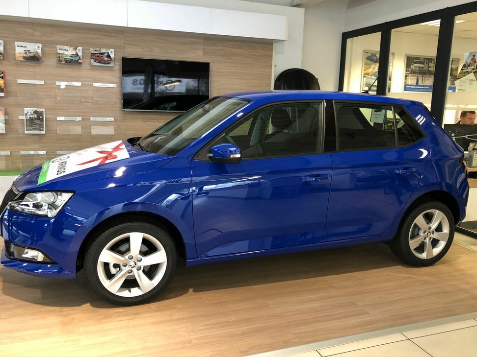 Der »Skoda Fabia Cool Plus« in Energy-Blau bietet mit einem Hubraum von 999 ccm und einer Leistung von 44 kw eine Reihe von Extras: Beheizbare Vordersitze, einen höhenverstellbaren Fahrersitz, Telefonfreisprecheinrichtung via Bluetooth, Musiksystem Swing/Swing+ oder elektrisch einstellbare und beheizbare Außenspiegel.