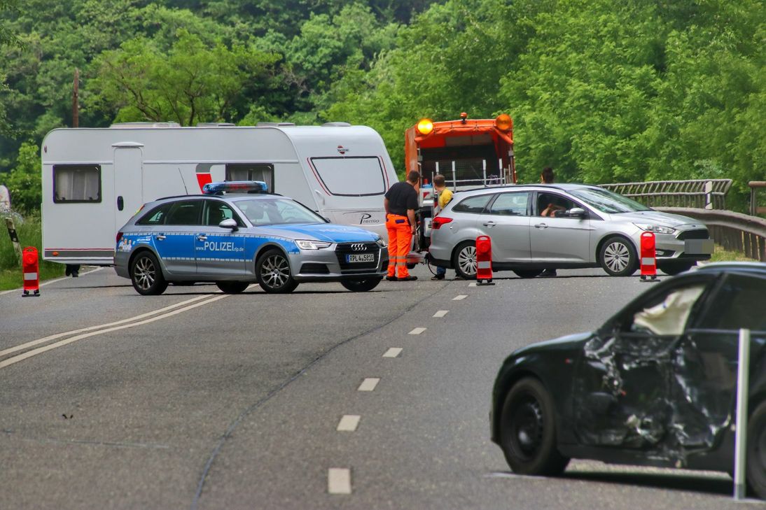 Unfassbar: Auch dieser Kombi samt Wohnmobil drang bis zur direkten Unfallstelle bei Bärenbach vor. Foto: S. Schmitt