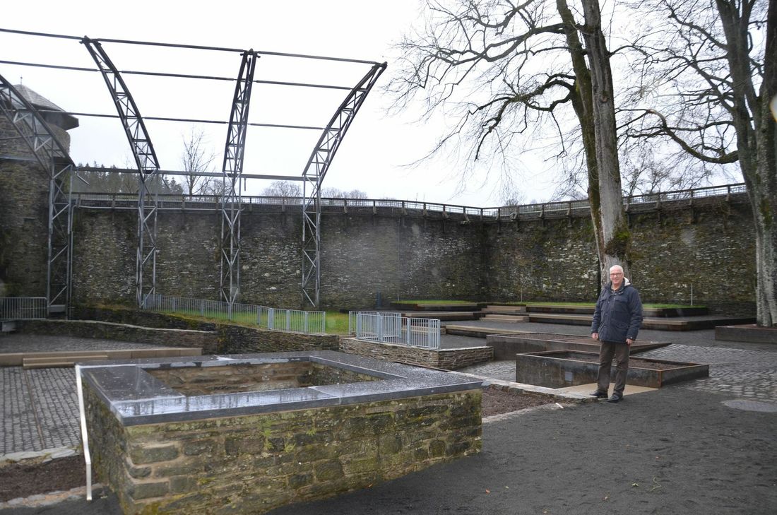 Ortsvorsteher Georg Kaulen im schmucken Innenhof der Monschauer Burg. Foto: T. Förster