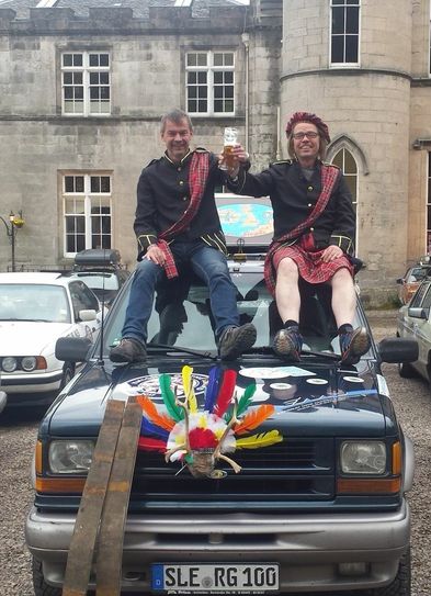 Na dann, Prost: Ede Hanf (v.li.) und Gregor Scheld haben den Trip durch Großbritannien genossen und zeigten sich von der Landschaft tief beeindruckt. Fotos: Team Sleyda