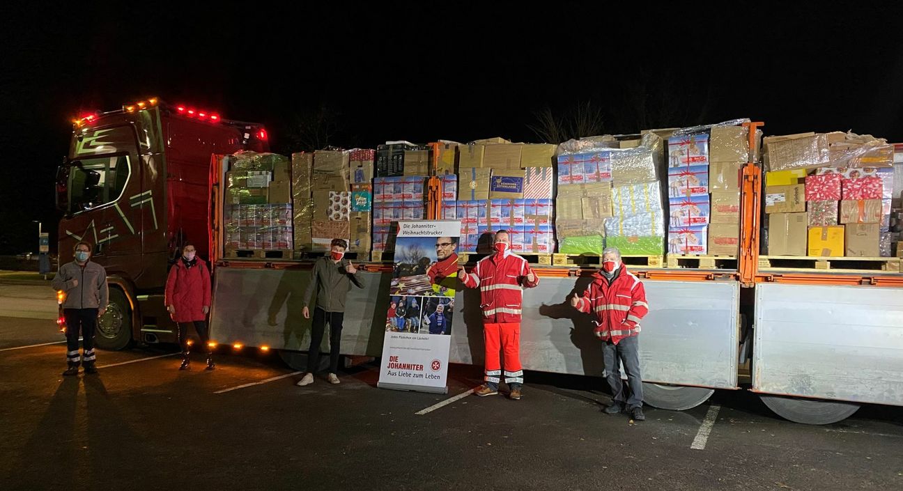 Großer Lkw – voll beladen: 600 der gesammelten Johanniter Weihnachtstrucker-Pakete sind von der Trierer Dienststelle aus vor Weihnachten ehrenamtlich ins bayerische Zentrallager gefahren worden. Mittlerweile haben, neben den in Trier an bedürftige Senioren verteilten, auch diese Pakete ihre Zielfamilien in Rumänien erreicht. Foto: Johanniter/Regina Lüders