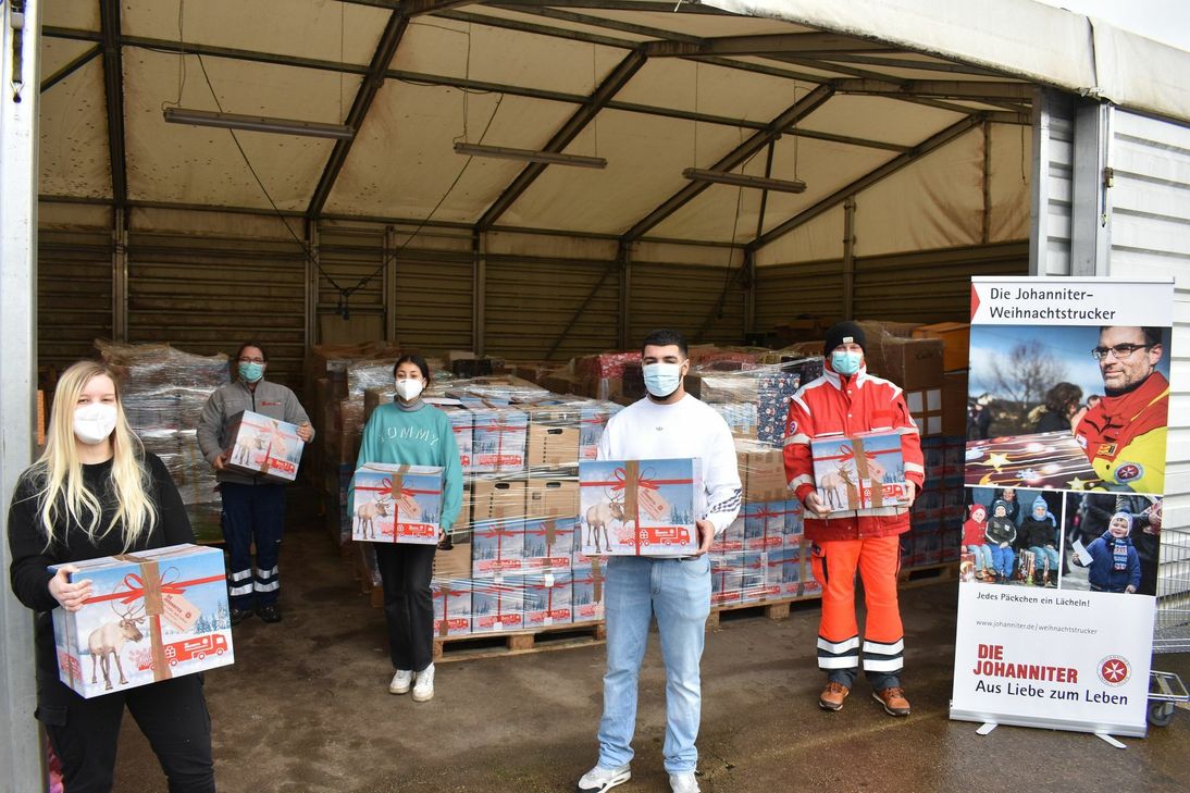 Die ganze Lagerhalle vor der Trierer Dienststelle der Johanniter haben die vielen Spender mit ihren Hilfspaketen für die Weihnachtstrucker gefüllt. Nun haben alle Pakete die Bedürftigen erreicht. Foto: Johanniter/Regina Lüders
