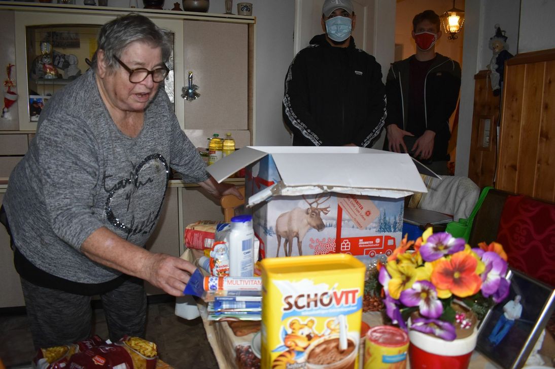 Sofort hat Rentnerin Margarethe Dempewolf aus Trier-West ihr Paket der Johanniter Weihnachtstrucker ausgepackt: „Eine ganz große Freude habt ihr mir gemacht“, sagt die 82-Jährige. Foto: Johanniter/Regina Lüders