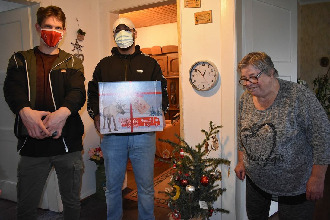 Neben Bedürftigen in Südosteuropa haben auch Trierer Senioren mit Unterstützungsbedarf zu Weihnachten Spenden-Pakete von den Johannitern bekommen. „So eine wunderbare Überraschung“, freute sich Rentnerin Margarethe Dempewolf bei der Übergabe. Foto: Johanniter/Regina