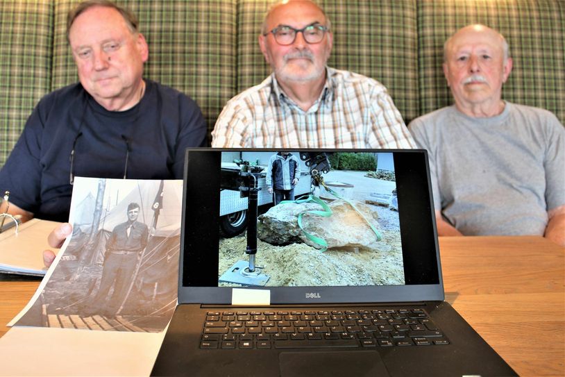 Auf diesem Stein wird eine Gedenktafel mit den Abbildungen der  eiden gefallenen Soldaten angebracht, erzählen (von links) Gerhard Kristan, Franz Schroeder, Rolf Wilden. Foto: Günther Sander