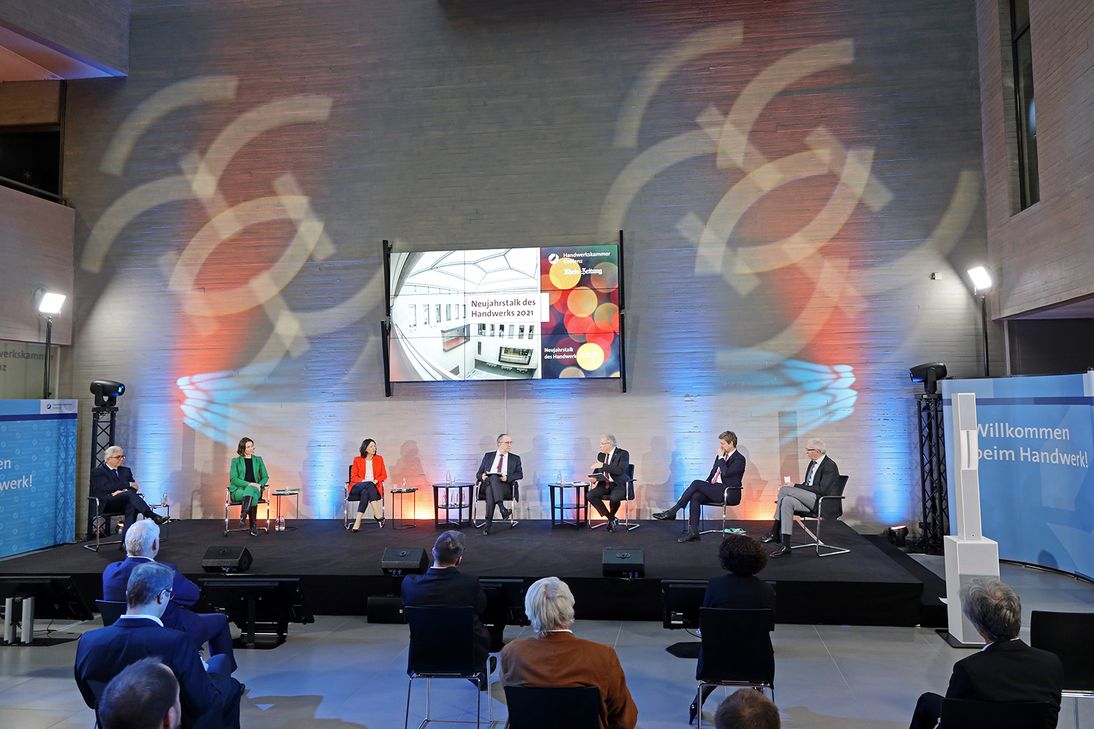 Beim HwK_Neujahrsempfang gab es auch einen Polit-Talk mit (von links) Roger Lewentz, Anne Spiegel, Daniela Schmitt, moderiert durch Peter Burger und Kurt Krautscheid, Christian Baldauf und Michael Frisch. (Foto: HwK)