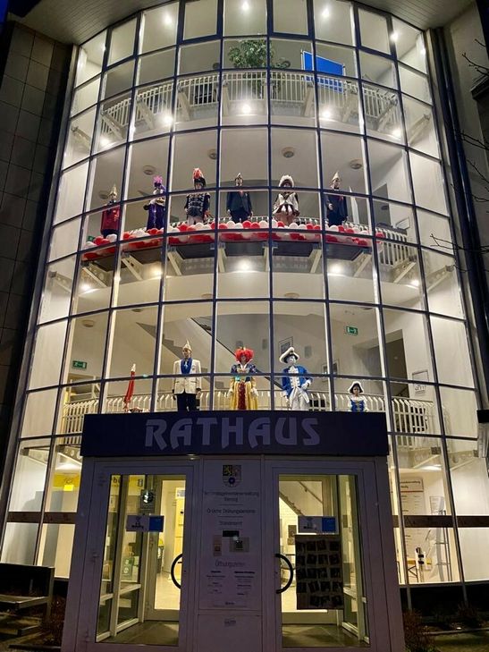 Bis zum Veilchendienstag ist das "närrische" Begrüßungskomitee vor Ort.