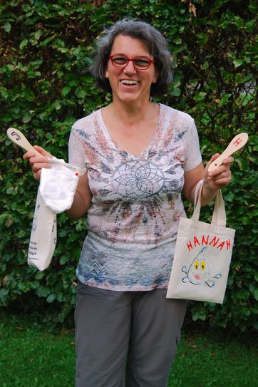 Tanja Larscheid mit dem »Starter-Kit« bzw. Abschiedsgeschenk, das sie für jedes ihrer Tageskinder zusammenstellt: Eine weiche Bürste und ein Waschhandschuh für die allerersten kneippschen Anwendungen. Foto: Bender