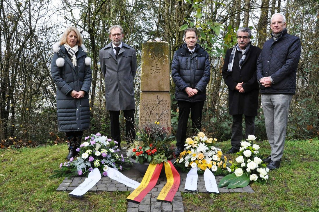 Gemeinsam gedachten (von links) Universitätspräsidentin Prof. Dr. Eva Martha Eckkrammer, Japanologie-Professor Andreas Regelsberger, Rotary-Präsident Thomas Steinhauer, Freundeskreis-Vorsitzender Dr. Hubert Schnabel und Oberbürgermeister Wolfram Leibe des Todes der japanischen Studentin Mutsuko Ayano vor 40 Jahren.